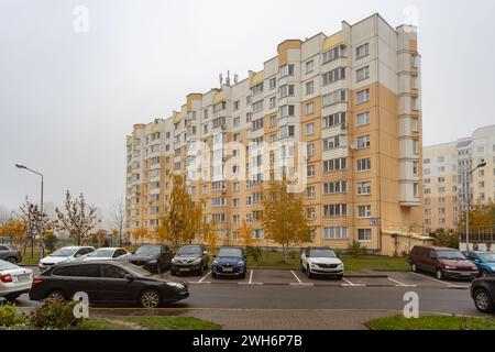 Immeubles d'appartements et terrains à proximité Banque D'Images