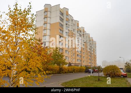 Immeubles d'appartements et terrains à proximité Banque D'Images