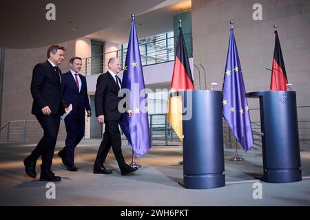 Berlin, Pressestatements von Bundeskanzler Scholz, Bundesminister Habeck und Bundesminister Lindner Olaf Scholz Bundeskanzler, SPD, Christian Lindner Bundesminister der Finanzen, Vizekanzler, FDP und Robert Habeck Bundesminister für Wirtschaft und Klimaschutz, Vizekanzler, Bündnis 90/Die Grünen geben am 13.12.2023 ein gemeinsames Pressestatement im Bundeskanzler in Berlin ab. Berlin Bundeskanzleramt Berlin Deutschland *** Berlin, déclarations à la presse du chancelier fédéral Scholz, du ministre fédéral Habeck et du ministre fédéral Lindner Olaf Scholz Chancelier fédéral, SPD, Christian Lindner Federal Banque D'Images