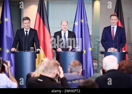 Berlin, Pressestatements von Bundeskanzler Scholz, Bundesminister Habeck und Bundesminister Lindner Olaf Scholz Bundeskanzler, SPD, Christian Lindner Bundesminister der Finanzen, Vizekanzler, FDP und Robert Habeck Bundesminister für Wirtschaft und Klimaschutz, Vizekanzler, Bündnis 90/Die Grünen geben am 13.12.2023 ein gemeinsames Pressestatement im Bundeskanzler in Berlin ab. Berlin Bundeskanzleramt Berlin Deutschland *** Berlin, déclarations à la presse du chancelier fédéral Scholz, du ministre fédéral Habeck et du ministre fédéral Lindner Olaf Scholz Chancelier fédéral, SPD, Christian Lindner Federal Banque D'Images