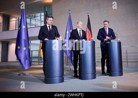 Berlin, Pressestatements von Bundeskanzler Scholz, Bundesminister Habeck und Bundesminister Lindner Olaf Scholz Bundeskanzler, SPD, Christian Lindner Bundesminister der Finanzen, Vizekanzler, FDP und Robert Habeck Bundesminister für Wirtschaft und Klimaschutz, Vizekanzler, Bündnis 90/Die Grünen geben am 13.12.2023 ein gemeinsames Pressestatement im Bundeskanzler in Berlin ab. Berlin Bundeskanzleramt Berlin Deutschland *** Berlin, déclarations à la presse du chancelier fédéral Scholz, du ministre fédéral Habeck et du ministre fédéral Lindner Olaf Scholz Chancelier fédéral, SPD, Christian Lindner Federal Banque D'Images