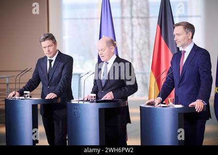 Berlin, Pressestatements von Bundeskanzler Scholz, Bundesminister Habeck und Bundesminister Lindner Olaf Scholz Bundeskanzler, SPD, Christian Lindner Bundesminister der Finanzen, Vizekanzler, FDP und Robert Habeck Bundesminister für Wirtschaft und Klimaschutz, Vizekanzler, Bündnis 90/Die Grünen geben am 13.12.2023 ein gemeinsames Pressestatement im Bundeskanzler in Berlin ab. Berlin Bundeskanzleramt Berlin Deutschland *** Berlin, déclarations à la presse du chancelier fédéral Scholz, du ministre fédéral Habeck et du ministre fédéral Lindner Olaf Scholz Chancelier fédéral, SPD, Christian Lindner Federal Banque D'Images