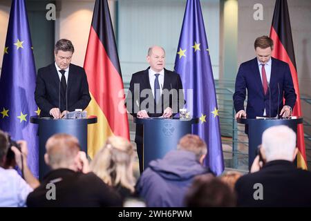 Berlin, Pressestatements von Bundeskanzler Scholz, Bundesminister Habeck und Bundesminister Lindner Olaf Scholz Bundeskanzler, SPD, Christian Lindner Bundesminister der Finanzen, Vizekanzler, FDP und Robert Habeck Bundesminister für Wirtschaft und Klimaschutz, Vizekanzler, Bündnis 90/Die Grünen geben am 13.12.2023 ein gemeinsames Pressestatement im Bundeskanzler in Berlin ab. Berlin Bundeskanzleramt Berlin Deutschland *** Berlin, déclarations à la presse du chancelier fédéral Scholz, du ministre fédéral Habeck et du ministre fédéral Lindner Olaf Scholz Chancelier fédéral, SPD, Christian Lindner Federal Banque D'Images