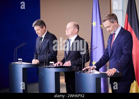 Berlin, Pressestatements von Bundeskanzler Scholz, Bundesminister Habeck und Bundesminister Lindner Olaf Scholz Bundeskanzler, SPD, Christian Lindner Bundesminister der Finanzen, Vizekanzler, FDP und Robert Habeck Bundesminister für Wirtschaft und Klimaschutz, Vizekanzler, Bündnis 90/Die Grünen geben am 13.12.2023 ein gemeinsames Pressestatement im Bundeskanzler in Berlin ab. Berlin Bundeskanzleramt Berlin Deutschland *** Berlin, déclarations à la presse du chancelier fédéral Scholz, du ministre fédéral Habeck et du ministre fédéral Lindner Olaf Scholz Chancelier fédéral, SPD, Christian Lindner Federal Banque D'Images