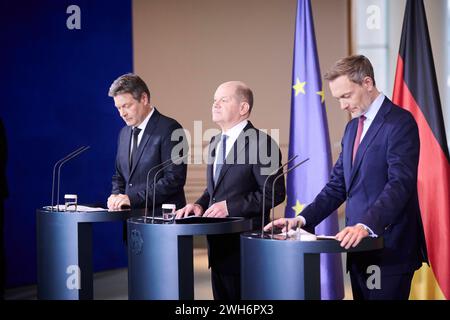 Berlin, Pressestatements von Bundeskanzler Scholz, Bundesminister Habeck und Bundesminister Lindner Olaf Scholz Bundeskanzler, SPD, Christian Lindner Bundesminister der Finanzen, Vizekanzler, FDP und Robert Habeck Bundesminister für Wirtschaft und Klimaschutz, Vizekanzler, Bündnis 90/Die Grünen geben am 13.12.2023 ein gemeinsames Pressestatement im Bundeskanzler in Berlin ab. Berlin Bundeskanzleramt Berlin Deutschland *** Berlin, déclarations à la presse du chancelier fédéral Scholz, du ministre fédéral Habeck et du ministre fédéral Lindner Olaf Scholz Chancelier fédéral, SPD, Christian Lindner Federal Banque D'Images