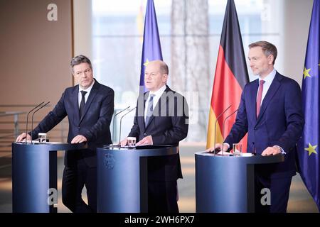 Berlin, Pressestatements von Bundeskanzler Scholz, Bundesminister Habeck und Bundesminister Lindner Olaf Scholz Bundeskanzler, SPD, Christian Lindner Bundesminister der Finanzen, Vizekanzler, FDP und Robert Habeck Bundesminister für Wirtschaft und Klimaschutz, Vizekanzler, Bündnis 90/Die Grünen geben am 13.12.2023 ein gemeinsames Pressestatement im Bundeskanzler in Berlin ab. Berlin Bundeskanzleramt Berlin Deutschland *** Berlin, déclarations à la presse du chancelier fédéral Scholz, du ministre fédéral Habeck et du ministre fédéral Lindner Olaf Scholz Chancelier fédéral, SPD, Christian Lindner Federal Banque D'Images