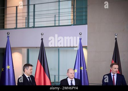 Berlin, Pressestatements von Bundeskanzler Scholz, Bundesminister Habeck und Bundesminister Lindner Olaf Scholz Bundeskanzler, SPD, Christian Lindner Bundesminister der Finanzen, Vizekanzler, FDP und Robert Habeck Bundesminister für Wirtschaft und Klimaschutz, Vizekanzler, Bündnis 90/Die Grünen geben am 13.12.2023 ein gemeinsames Pressestatement im Bundeskanzler in Berlin ab. Berlin Bundeskanzleramt Berlin Deutschland *** Berlin, déclarations à la presse du chancelier fédéral Scholz, du ministre fédéral Habeck et du ministre fédéral Lindner Olaf Scholz Chancelier fédéral, SPD, Christian Lindner Federal Banque D'Images