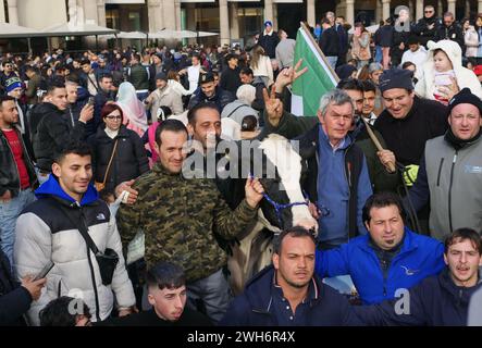 Manifestation des agriculteurs en Italie sur la place Dôme Milan avec la vache Ercolina Banque D'Images