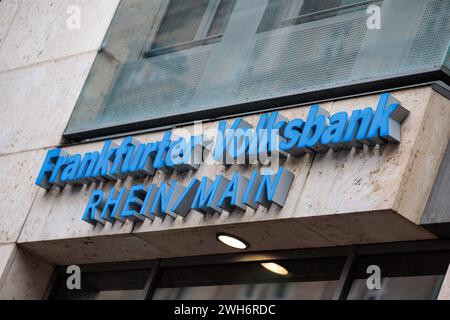 08 février 2024, Hesse, Frankfurt/M. : vue extérieure de Frankfurter Volksbank avec logo. Frankfurter Volksbank présente ce jeudi son bilan pour 2023. Photo : Jörg Halisch/dpa Banque D'Images