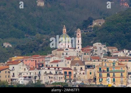 Vietri sul mare, côte amalfitaine, Italie, vue d'un ferry naviguant sur la mer Tyrrhénienne reliant Amalfi et Salerne, Italie, avril 2023. Banque D'Images