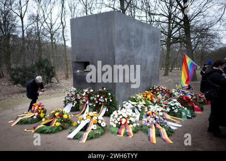 Gedenken Denkmal Nationalsozialismus verfolgte Homosexuellen Deu, Deutschland, Allemagne, Berlin, 31.01.2024 Blumen und Kraenze am Denkmal fuer die im Nationalsozialismus verfolgten Homosexuellen . Architekten : Michael Elmgreen und Ingar Dragset , BEI der Gedenkveranstaltung in Berlin Deutschland . In Gedenken am Jahrestag der Befreiung von Auschwitz am 27. Januar an die ermordeten Schwulen und Lesben . DAS Denkmal erinnert an die Zehntausenden die von den Nazis verfolgt wurden. Die Gedenkstaette steht im Tiergarten in unmittelbarer Nähe des Holocaust-Mahnmals. fr : fleurs et couronnes à Memoria Banque D'Images