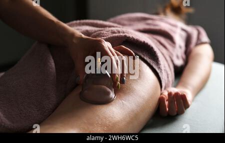 Procédures de réduction de graisse Spa sur les jambes et les fesses avec des tasses sous vide. Procédures de massage sain dans le salon de massage Banque D'Images