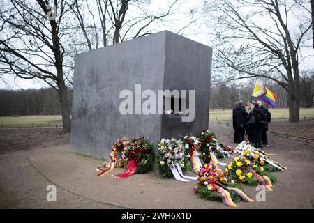 Gedenken Denkmal Nationalsozialismus verfolgte Homosexuellen Deu, Deutschland, Allemagne, Berlin, 31.01.2024 Blumen und Kraenze am Denkmal fuer die im Nationalsozialismus verfolgten Homosexuellen . Architekten : Michael Elmgreen und Ingar Dragset , BEI der Gedenkveranstaltung in Berlin Deutschland . In Gedenken am Jahrestag der Befreiung von Auschwitz am 27. Januar an die ermordeten Schwulen und Lesben . DAS Denkmal erinnert an die Zehntausenden die von den Nazis verfolgt wurden. Die Gedenkstaette steht im Tiergarten in unmittelbarer Nähe des Holocaust-Mahnmals. fr : fleurs et couronnes à Memoria Banque D'Images