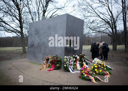 Gedenken Denkmal Nationalsozialismus verfolgte Homosexuellen Deu, Deutschland, Allemagne, Berlin, 31.01.2024 Blumen und Kraenze am Denkmal fuer die im Nationalsozialismus verfolgten Homosexuellen . Architekten : Michael Elmgreen und Ingar Dragset , BEI der Gedenkveranstaltung in Berlin Deutschland . In Gedenken am Jahrestag der Befreiung von Auschwitz am 27. Januar an die ermordeten Schwulen und Lesben . DAS Denkmal erinnert an die Zehntausenden die von den Nazis verfolgt wurden. Die Gedenkstaette steht im Tiergarten in unmittelbarer Nähe des Holocaust-Mahnmals. fr : fleurs et couronnes à Memoria Banque D'Images