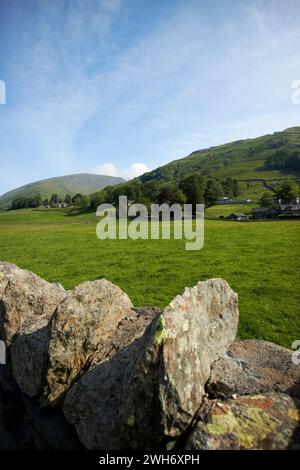 mur en pierre d'origine locale avec style de construction typique cumbrian dans la région lacustre cumbria angleterre royaume-uni Banque D'Images