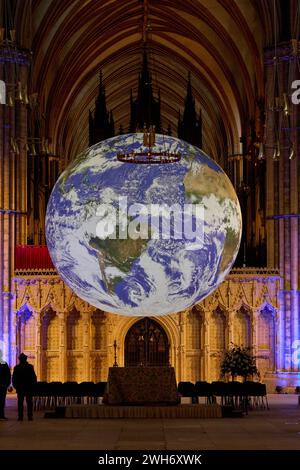 8 février 2024. Cathédrale de Lincoln Gaia mesurant sept mètres de diamètre, Gaia offre l’occasion de voir notre planète flotter en trois dimensions dans le vaste espace de la nef de la cathédrale de Lincoln. Contemplez les merveilles de la vie sur terre et expérimentez l'effet vue d'ensemble ; les astronautes rapportent un sentiment d'admiration pour la planète, une compréhension profonde de l'interconnexion de toute vie et un sens renouvelé de la responsabilité envers l'environnement. Lundi 5 au dimanche 25 février crédit : Phil Crow/Alamy Live News Banque D'Images