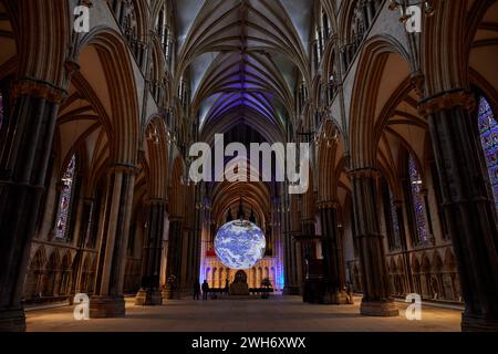 8 février 2024. Cathédrale de Lincoln Gaia mesurant sept mètres de diamètre, Gaia offre l’occasion de voir notre planète flotter en trois dimensions dans le vaste espace de la nef de la cathédrale de Lincoln. Contemplez les merveilles de la vie sur terre et expérimentez l'effet vue d'ensemble ; les astronautes rapportent un sentiment d'admiration pour la planète, une compréhension profonde de l'interconnexion de toute vie et un sens renouvelé de la responsabilité envers l'environnement. Lundi 5 au dimanche 25 février crédit : Phil Crow/Alamy Live News Banque D'Images