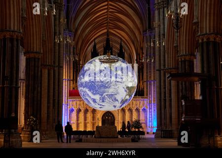 8 février 2024. Cathédrale de Lincoln Gaia mesurant sept mètres de diamètre, Gaia offre l’occasion de voir notre planète flotter en trois dimensions dans le vaste espace de la nef de la cathédrale de Lincoln. Contemplez les merveilles de la vie sur terre et expérimentez l'effet vue d'ensemble ; les astronautes rapportent un sentiment d'admiration pour la planète, une compréhension profonde de l'interconnexion de toute vie et un sens renouvelé de la responsabilité envers l'environnement. Lundi 5 au dimanche 25 février crédit : Phil Crow/Alamy Live News Banque D'Images