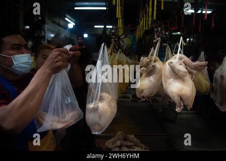 Bangkok, Thaïlande. 08th Feb, 2024. Un fournisseur prépare du poulet bouilli pour le client à Chinatown avant le nouvel an lunaire chinois à Bangkok. Le nouvel an lunaire chinois marquera le 10 janvier 2024 et marque également le début de l'année du Dragon. Crédit : SOPA images Limited/Alamy Live News Banque D'Images