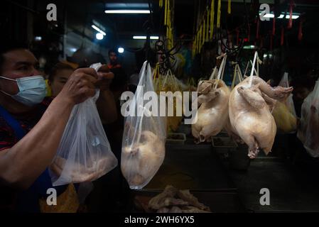 Un fournisseur prépare du poulet bouilli pour le client à Chinatown avant le nouvel an lunaire chinois à Bangkok. Le nouvel an lunaire chinois marquera le 10 janvier 2024 et marque également le début de l'année du Dragon. (Photo Peerapon Boonyakiat / SOPA images / SIPA USA) Banque D'Images