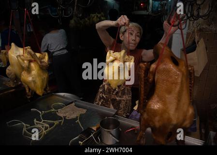 Un fournisseur prépare du poulet bouilli pour le client à Chinatown avant le nouvel an lunaire chinois à Bangkok. Le nouvel an lunaire chinois marquera le 10 janvier 2024 et marque également le début de l'année du Dragon. (Photo Peerapon Boonyakiat / SOPA images / SIPA USA) Banque D'Images