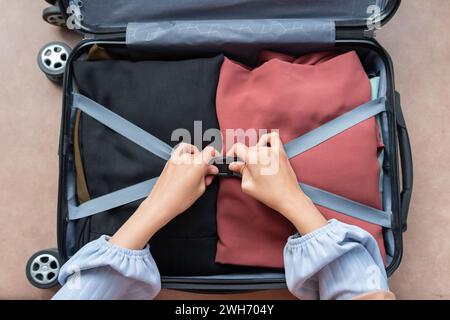 Jeune femme emballant des bagages dans une valise. Concept de voyage Banque D'Images