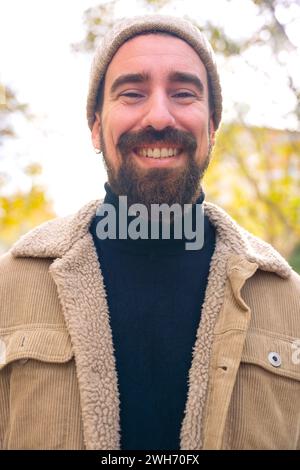 Portrait vertical jeune homme souriant caucasien avec l'extérieur. Banque D'Images