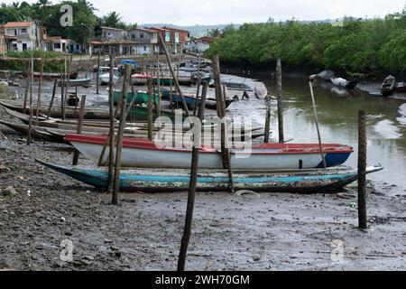 Santo Amaro, Bahia, Brésil - 19 juillet 2015 : plusieurs canots de pêche amarrés sur la rivière dans le district d'Acupe dans la ville de Santo Amaro, Bahia. Banque D'Images