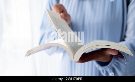 Femme lisant le livre sur fond blanc Banque D'Images
