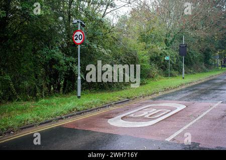 Panneaux de vitesse sur le bord d'Usk dans le sud du pays de Galles Royaume-Uni. Le panneau de signalisation indique 20 mph et les marquages au sol indiquent 30 mph. Cela ajoute à la confusion à propos de Banque D'Images