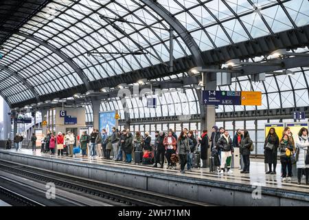 Wartende Passagiere, Bahnhof Spandau, Berlin, Deutschland Banque D'Images