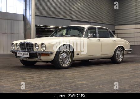 Bilbao, Espagne-11 novembre 2023 : 1973 Jaguar XJ6 4,2 (Series 2) AKA Daimler double six ou Sovereign dans un parking intérieur Banque D'Images