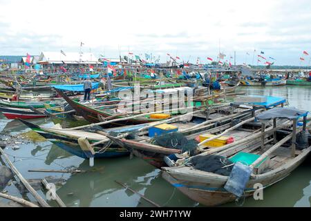 Lampung, Indonésie, 07 octobre 2022 : le « sondong Boat » est utilisé comme bateau de pêche par les pêcheurs indonésiens locaux. Garé sur la plage Row Banque D'Images