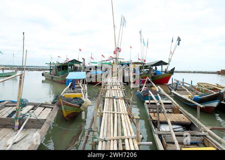 Lampung, Indonésie, 07 octobre 2022 : le « sondong Boat » est utilisé comme bateau de pêche par les pêcheurs indonésiens locaux. Garé sur la plage Row Banque D'Images