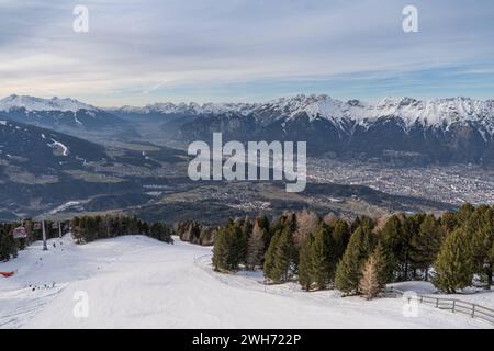 06.02.2024 / Blick vom Patscherkofel nach Innsbruck und in das Oberinntal im Winter, Inntal, Tirol Österreich / Skigebiet in Österreich / Re. : Nordkette *** 06 02 2024 vue de Patscherkofel à Innsbruck et Oberinntal en hiver, Inntal, Tyrol Autriche Station de ski en Autriche Re Nordkette Banque D'Images