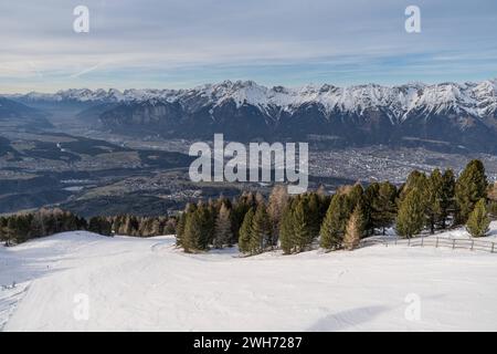 06.02.2024 / Blick vom Patscherkofel nach Innsbruck und in das Oberinntal im Winter, Inntal, Tirol Österreich / Skigebiet in Österreich / im Hintergrund: Nordkette *** 06 02 2024 vue de Patscherkofel à Innsbruck et la vallée de l'Oberinntal en hiver, vallée de l'Inntal, Tyrol Autriche Station de ski en Autriche en arrière-plan Nordkette Banque D'Images