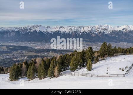 06.02.2024 / Blick vom Patscherkofel nach Innsbruck im Winter, Inntal, Tirol Österreich / Skigebiet in Österreich / im Hintergrund : Nordkette *** 06 02 2024 vue de Patscherkofel à Innsbruck en hiver, Inntal, Tyrol Autriche Station de ski en Autriche en arrière-plan Nordkette Banque D'Images