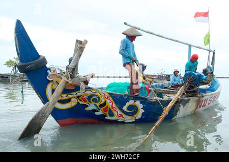 Lampung, Indonésie, 07 octobre 2022 : le «bateau Payang» est utilisé comme bateau de pêche par les pêcheurs indonésiens locaux. Bateau de pêche va à la mer Banque D'Images