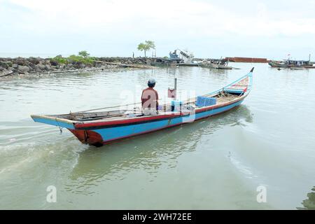 Lampung, Indonésie, 07 octobre 2022 : un bateau de pêche navigue dans l'eau, ce bateau est utilisé comme bateau de pêche par les pêcheurs indonésiens locaux. Pêche b Banque D'Images