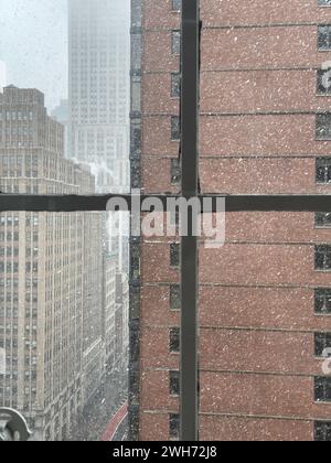 Chute de neige à travers une fenêtre à battants dans un appartement à Murray Hill, 2024, New York City, États-Unis Banque D'Images