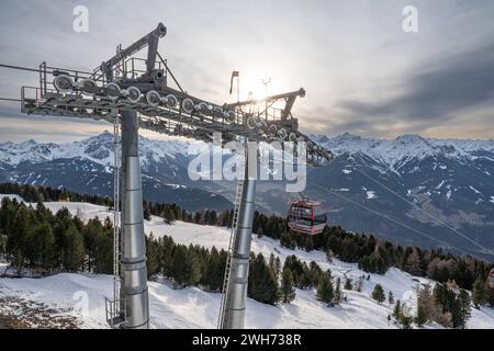 06.02.2024 / Patscherkofel im Winter, Tirol Österreich / Skigebiet in Österreich / Bild : Gondelbahn Liftstütze der Patscherkofelbahn Bergstation, lift, Skilift, remontées mécaniques, Gondel, Sonnenuntergang, Abendstimmung, Blick Richtung Stubaital *** 06 02 2024 Patscherkofel en hiver, Tyrol Autriche Station de ski en Autriche image télécabine support de la station de montagne Patscherkofelbahn, ascenseur, remontée mécanique, remontée mécanique, télécabine, coucher de soleil, ambiance du soir, vue vers Stubaital Banque D'Images