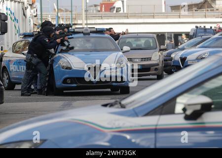 Naples, Italie. 08th Feb, 2024. Naples San Giovanni un quartier de Teduccio, un homme s'est barricadé dans la maison et a tué sa femme, selon l'hypothèse la plus probable, il s'est ensuite suicidé. La femme a été trouvée sans vie par la police qui a fait une descente dans l'appartement, avec les services de police spéciaux. À côté d'elle se trouve le corps de son mari, qui s'est probablement suicidé. Avant de se barricader dans la maison, il a tiré depuis le balcon de sa maison, puis s'est enfermé. Crédit : Agence photo indépendante/Alamy Live News Banque D'Images