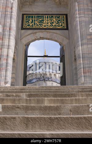 Dômes de Sultanahmet ou vue sur la Mosquée bleue depuis la porte principale. Istanbul Turkiye - 5.15.2023 Banque D'Images