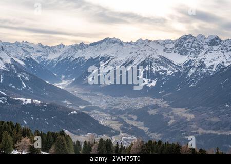06.02.2024 / Blick vom Patscherkofel Richtung Stubaital Stubai im Winter, Stubaier Alpen, Tirol Österreich / Re.: Skizentrum Schlick 2000, Fulpmes, Skigebiet in Österreich / Sonnenuntergang, Abendstimmung, Winterlandschaft *** 06 02 2024 vue de Patscherkofel vers Stubaital Stubai en hiver, Alpes de Stubai, Tyrol Autriche Re Schlick 2000 centre de ski, Fulpmes, station de ski en Autriche coucher de soleil, ambiance nocturne, paysage hivernal Banque D'Images