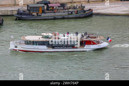 Paris, France. 08 fév 2024 : vedettes de Paris, compagnie de croisières touristiques sur la Seine parisienne prend un virage écologique en électrifiant la propulsion de 4 de ses 5 bateaux. Pour le premier bateau modernisé : 12 mois en chantier naval, nouveau moteur électrique, modification de la coque pour maintenir la stabilité malgré le poids des batteries, nouvelles hélices... Un investissement de 12 millions d’euros pour introduire au moins 800 000 touristes/an dans les paysages de la capitale française sans émettre de gaz à effet de serre. Des bateaux transporteront également les athlètes lors de la cérémonie d’ouverture des Jeux Olympiques. Crédit : Kevin Izorce/Alamy Live News Banque D'Images