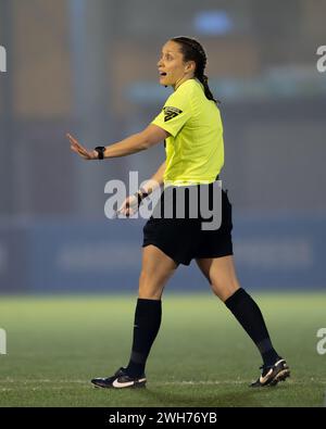 Crawley, Royaume-Uni. 7 février 2024. Arbitre Lauren Impey lors du match de quart de finale de la FA Women’s Continental Tyres League Cup entre Brighton & Hove Albion WFC et Aston Villa WFC au Broadfield Stadium à Crawley le 7 février 2024. Cette image ne peut être utilisée qu'à des fins éditoriales. Usage éditorial exclusif. Crédit : Ashley Crowden/Alamy Live News Banque D'Images