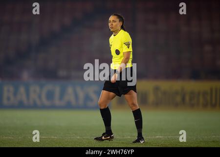 Crawley, Royaume-Uni. 7 février 2024. Arbitre Lauren Impey lors du match de quart de finale de la FA Women’s Continental Tyres League Cup entre Brighton & Hove Albion WFC et Aston Villa WFC au Broadfield Stadium à Crawley le 7 février 2024. Cette image ne peut être utilisée qu'à des fins éditoriales. Usage éditorial exclusif. Crédit : Ashley Crowden/Alamy Live News Banque D'Images