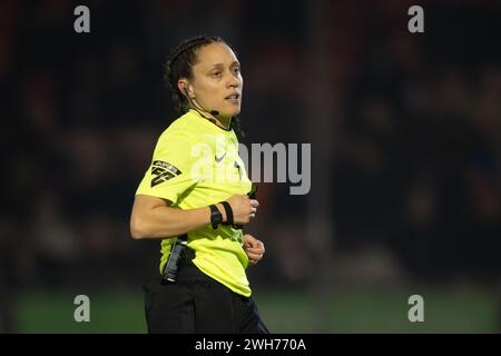 Crawley, Royaume-Uni. 7 février 2024. Arbitre Lauren Impey lors du match de quart de finale de la FA Women’s Continental Tyres League Cup entre Brighton & Hove Albion WFC et Aston Villa WFC au Broadfield Stadium à Crawley le 7 février 2024. Cette image ne peut être utilisée qu'à des fins éditoriales. Usage éditorial exclusif. Crédit : Ashley Crowden/Alamy Live News Banque D'Images