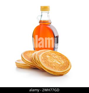 Crêpes et sirop d'érable en bouteille isolés sur le backgorund blanc. Banque D'Images