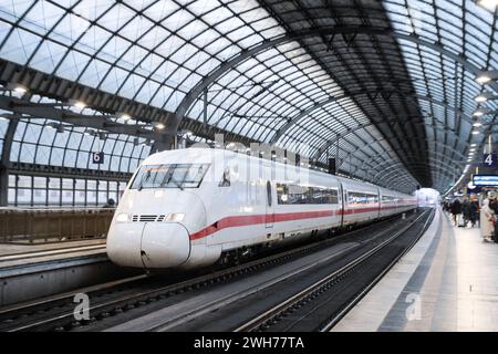 ICE, Bahnsteig, Bahnhof Spandau, Berlin, Deutschland *** ICE, quai, gare de Spandau, Berlin, Allemagne Banque D'Images